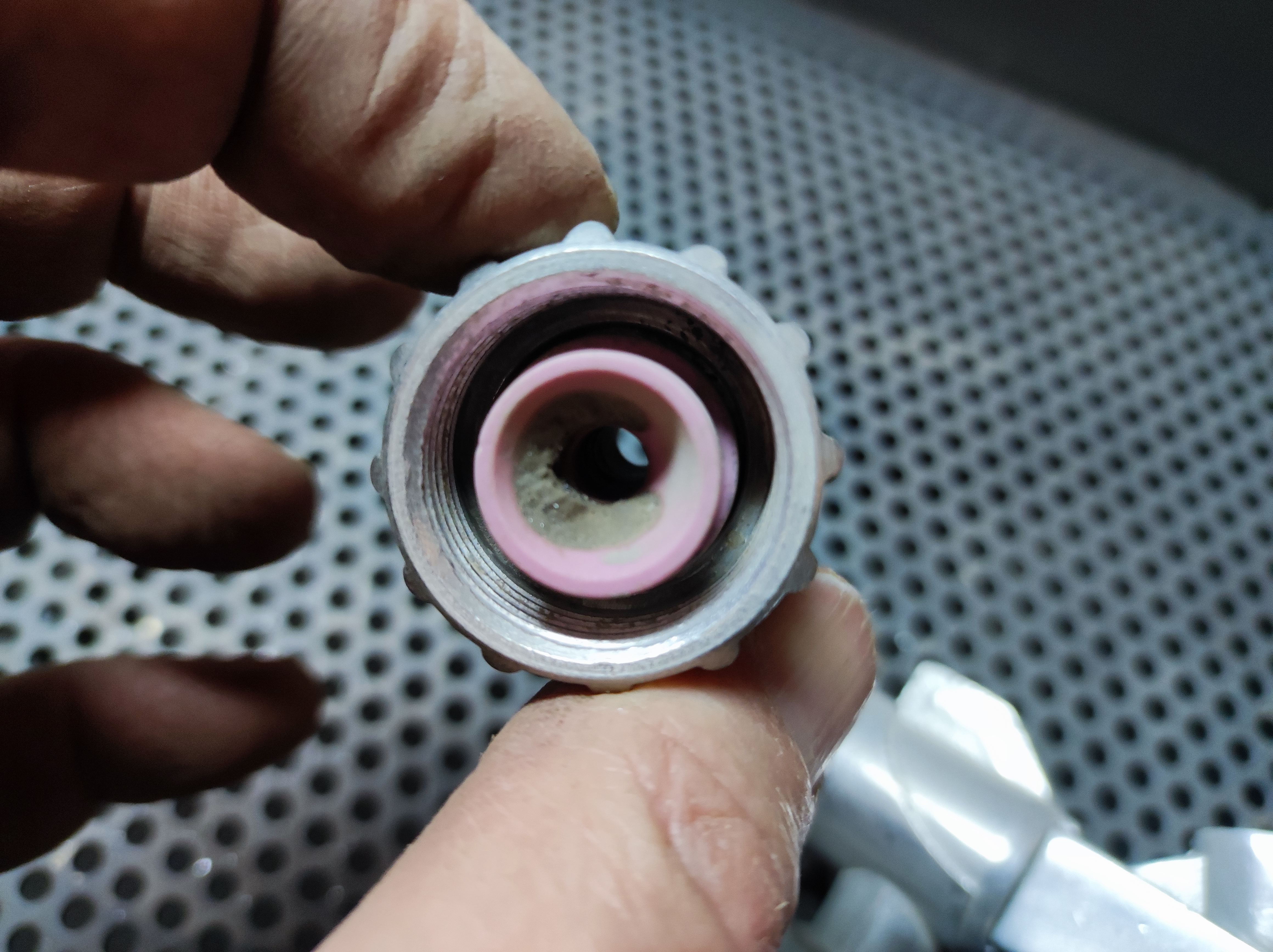 Keramikhülse auf Verschmutzung/Verstopfung prüfen