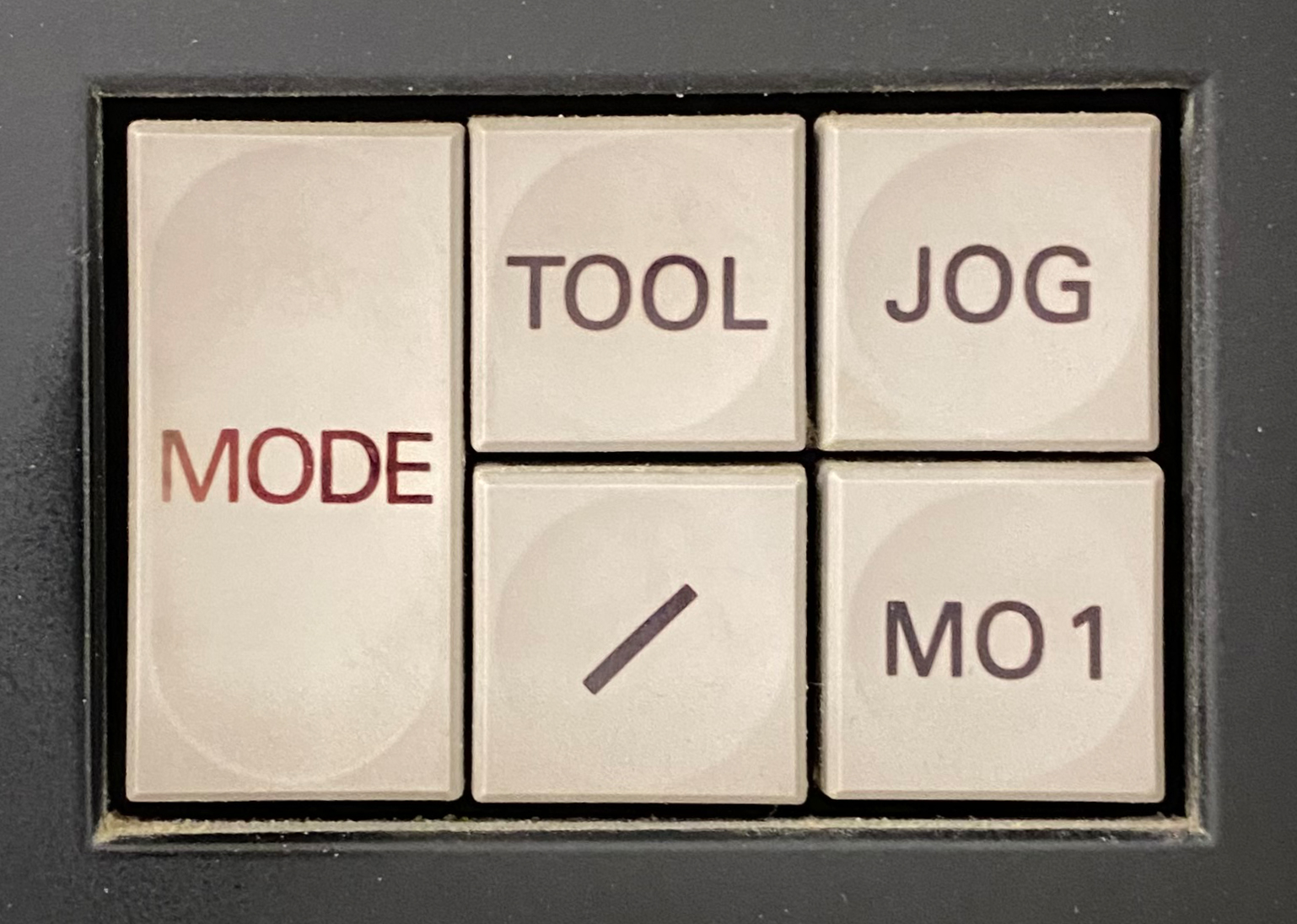 Tasten "Mode" "Tool" "Jog" "/" "MO1"